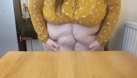 Живот поднимает и капает на стол со шлепками