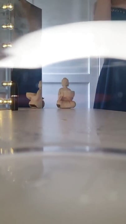 Giantess kink seni bir bardağın altında yakalıyor