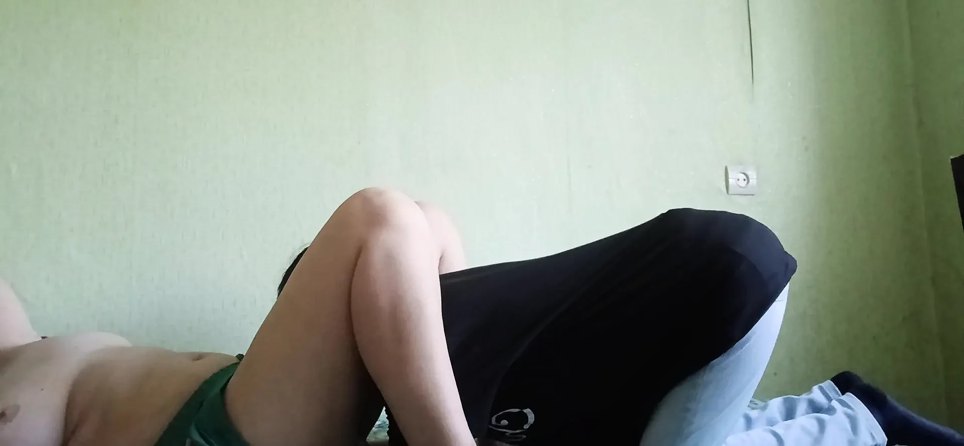当我男友的继母不在家时，我吃了他成熟的毛茸茸的阴户