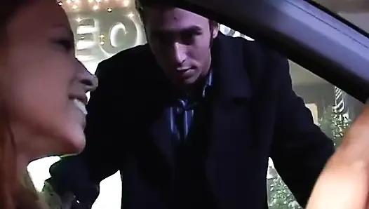 Büyük memeli sürtük kız genç bir delikanlının ters kovboy kızın üstüne çıkıyor