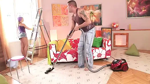 Evde çalışan genç çift oral seks yapmayı tercih ediyor
