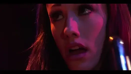 Татуированный мускулистый ебарь долбит двух блондинок-шлюшек в оргии в анальном двойном тройничке