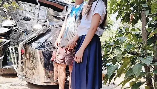 GADIS SEKOLAH POLOS TRIKE MENGUNDANG SOPIR YANG BERUNTUNG UNTUK PERGI KE SUATU TEMPAT