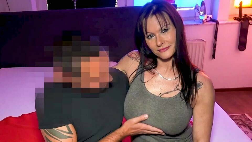 A műmellű német milf elcsábítja a fiatal srácot az első randin