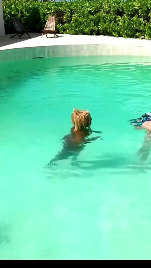 Pastel e eu na piscina em Portlock | Clipe 1