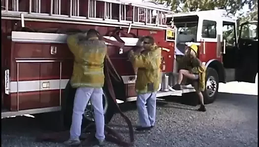 飢えた金髪売春婦が消防車で消防チーム全体に奉仕