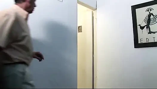 Pria yang lebih tua disepong di kamar mandi oleh remaja yang lebih muda