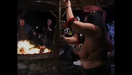 Orta yaşlı seksi kadınlar şenlik ateşinde sikiliyor ve ağzına ve yüzüne büyük yaraklarla boşalıyor