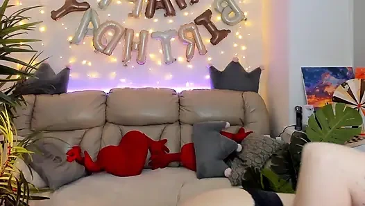 Aku merekam video bagaimana aku mencambuk toketku untuk abang tiriku yang baru dan ayah tiriku