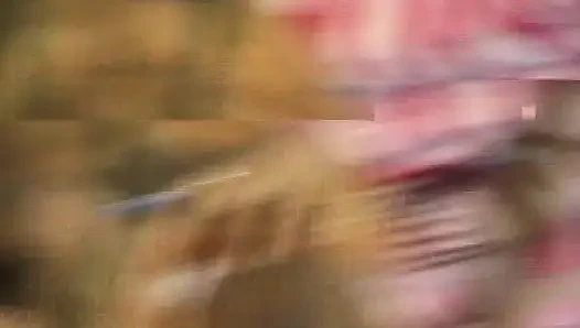 Крошка из Германии играет со своей киской на улице в любительском видео