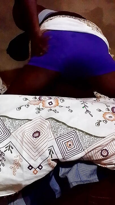 Шри-ланкийский бой, лифчик, трусики, парень