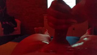 Dziewczyna daje seksowny masaż kutasa z wytryskiem happy end