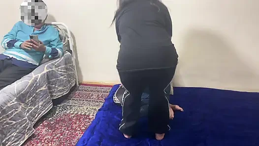 Cuckold-ehemann fickte seine ehefrau in jungem mann