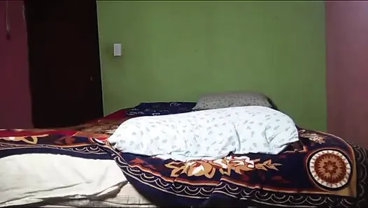 Cewek toket besar dan memek aduhai lagi asik fingering memeknya