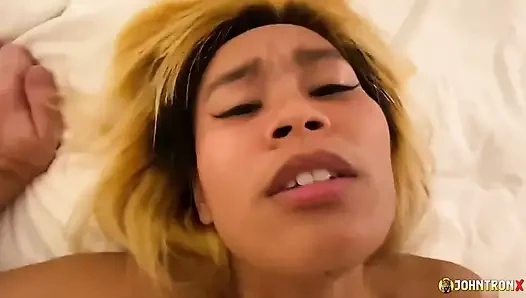 Johntronx - ateşli Taylandlı bir kızı duşta ve sonra yatakta sikiyor