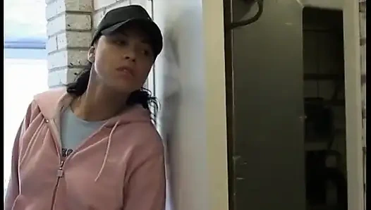 Gadis cantik dengan sosok sempurna dan payudara yang indah terpikat ke dalam jebakan seks