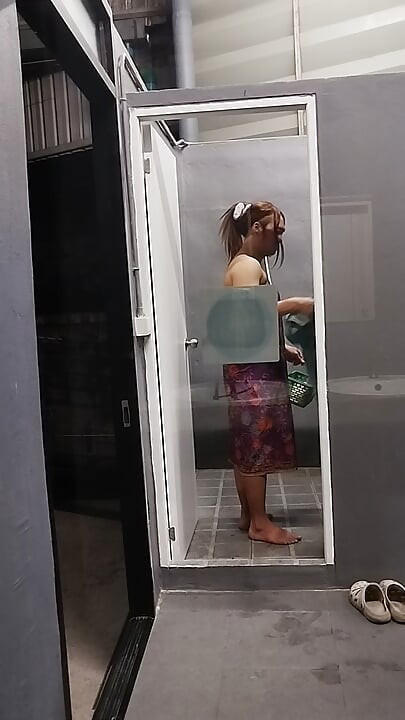 FN124 aku lagi bersenang-senang di kamar mandi.