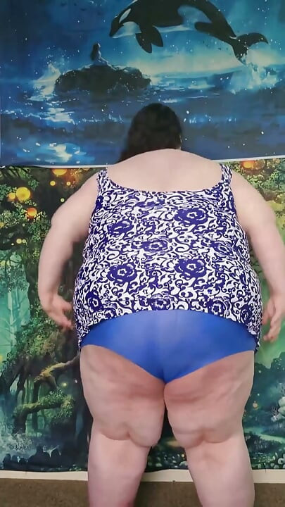 SSBBW Kæmpe fed krop badedragt med hjælp
