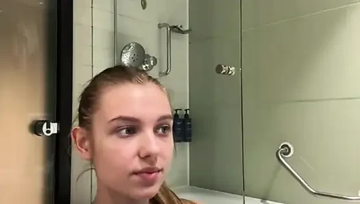Jucielussie играет в ванной