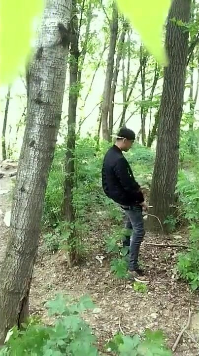 Bad boy masturba enquanto fuma cigarro em uma floresta - quase pego - para que suas bolas permaneçam cheias