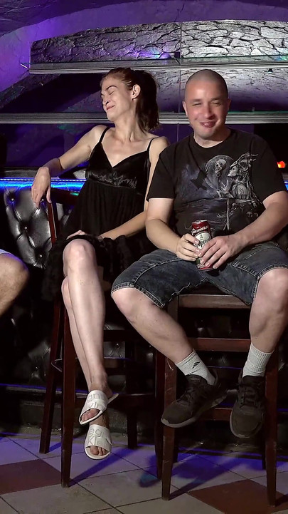 쓰리섬을 즐기는 마누라를 지켜보는 남편