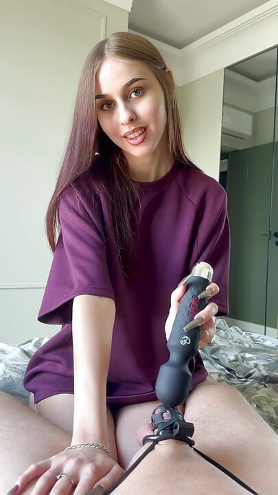 Ria Reigns trêu ngươi cậu đến mức cậu không còn nghĩ được gì nữa, đúng nơi mà em muốn cậu