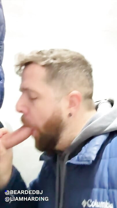 quente papai com pau grande é chupado em banheiro público por urso sexy