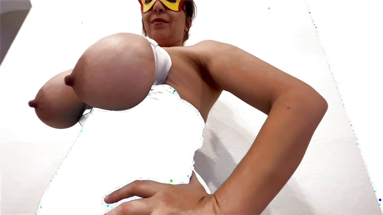 Enorme tieten vastgebonden cosplay superheldin