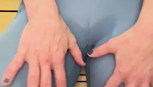 Lycra spandex lagi asik mainin memeknya sampai berkeringat
