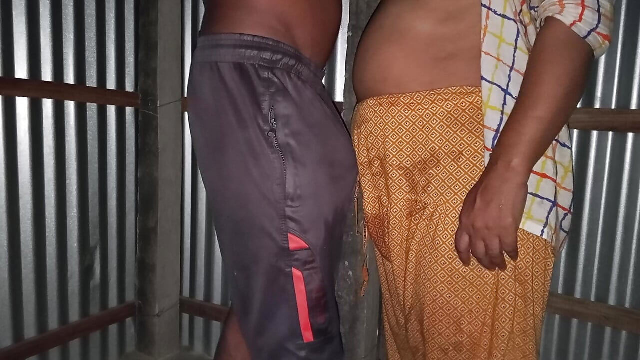 Hintli ilk kez yalnız evde seksi