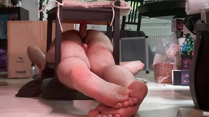 Me fodendo até um orgasmo sem mãos usando uma cadeira