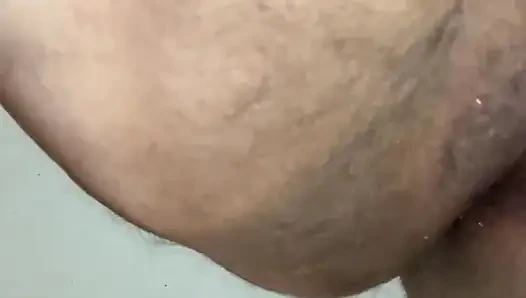Bbwbootyful, nackt im bett liegend, reibt meine fette haarige muschi