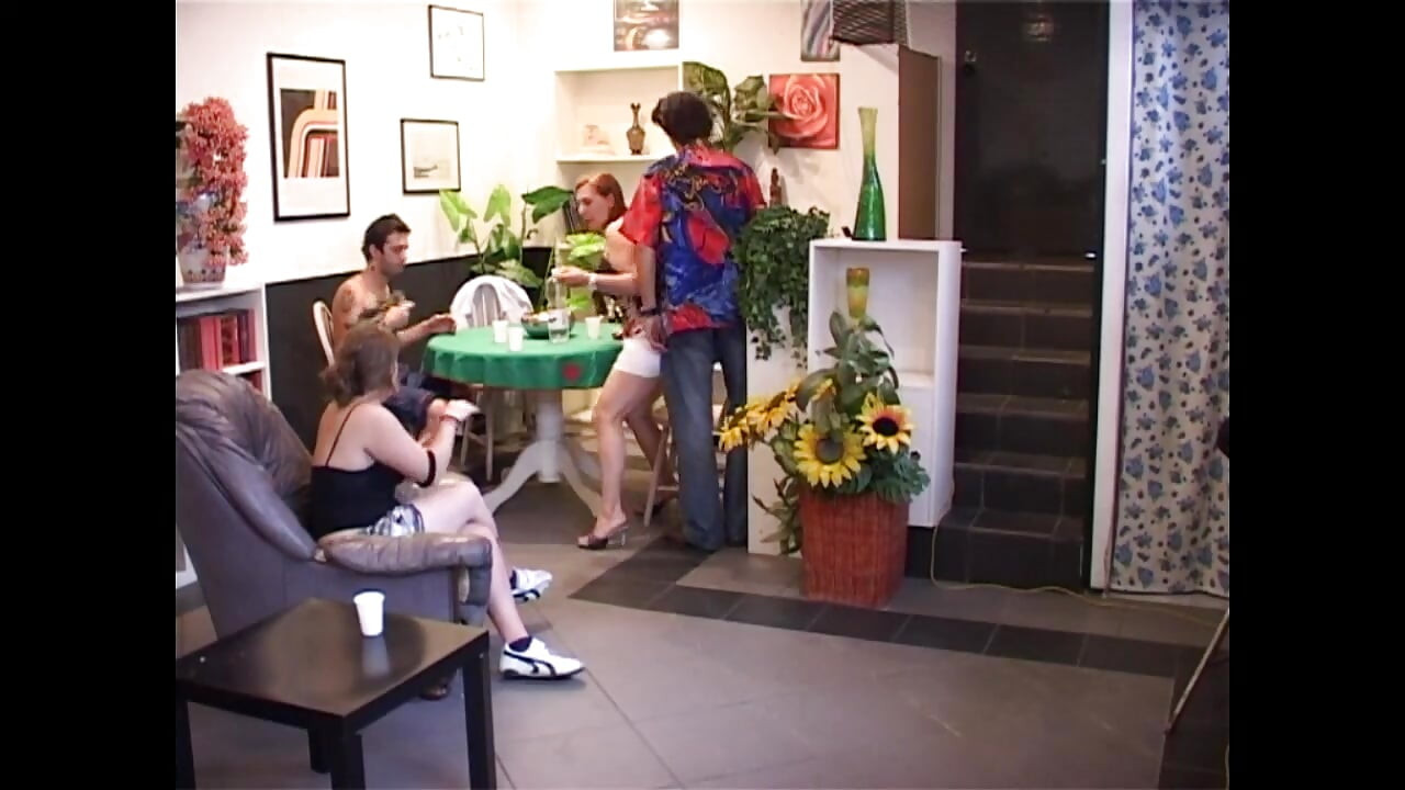 Трах на домашней вечеринке, лизание волосатой киски