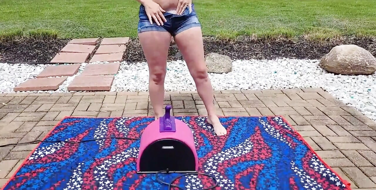 Neredeyse yakalanan sarışın ateşli evli kadın açık havada arka bahçesinde sybian'a biniyor