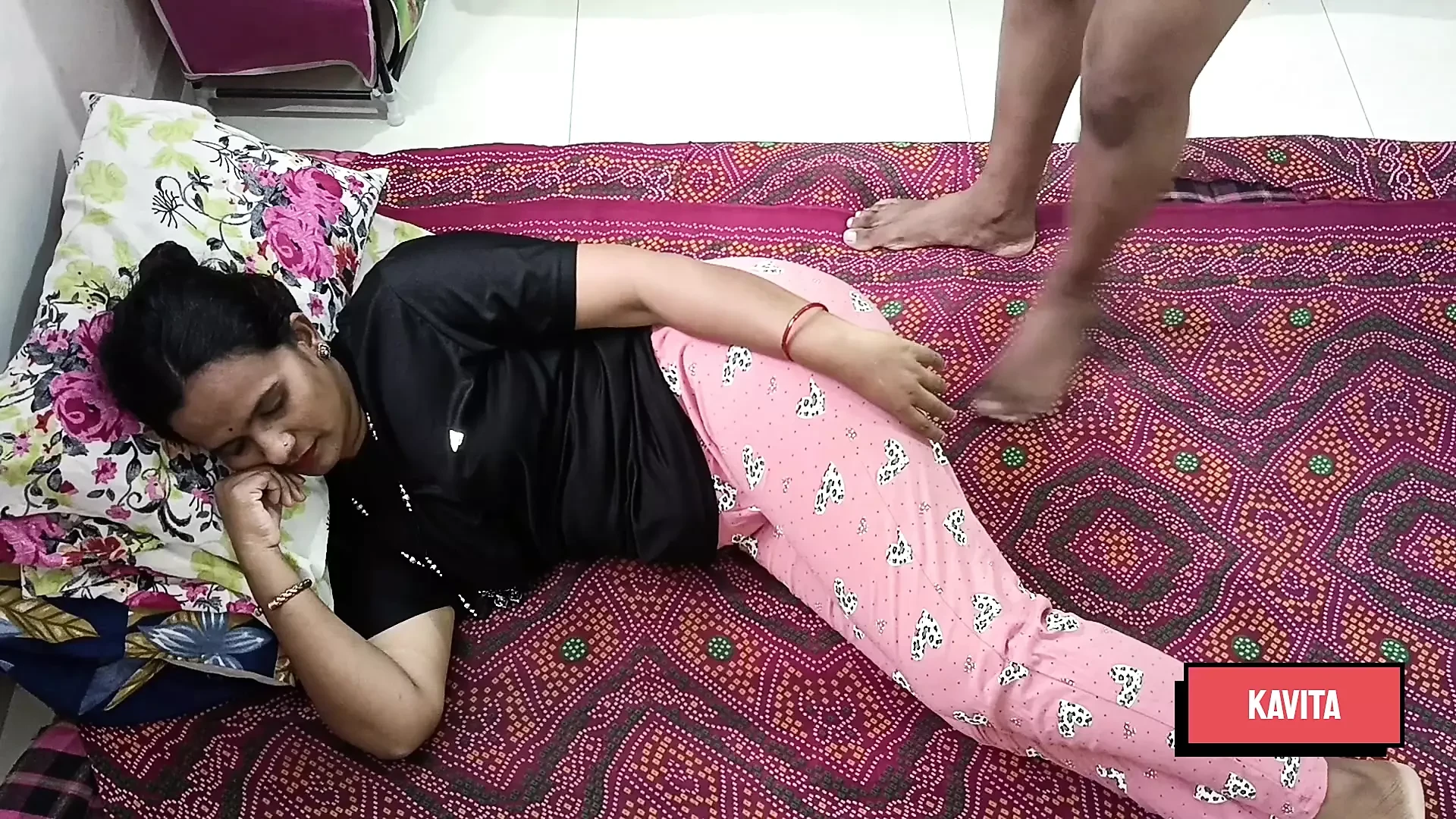 देसी तात्या कविता वाहिनी के बिस्तर में घुस गई और कविता वाहिनी को चोदने की मांग करने लगी और विरोध करने पर भी उसने उसका क्लो फाड़ दिया