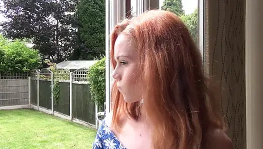 Azgın kızıl saçlı üvey kız üvey babası tarafından sikilmek istiyor