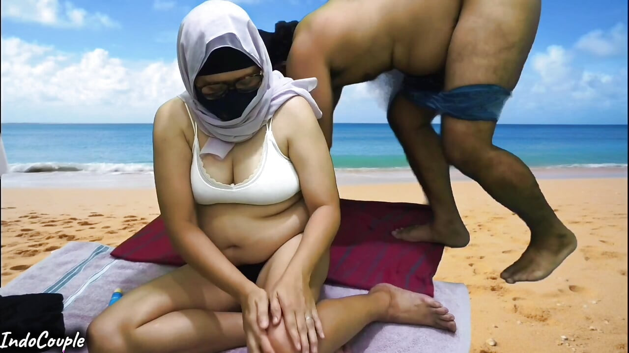 Sexo com hijab na praia com um estranho!  buceta gozada dentro da minha buceta apertada