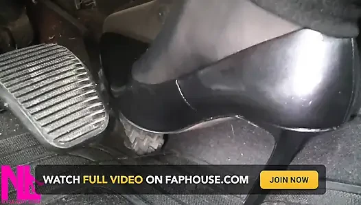 Pedalpumpen in schwarzer strumpfhose und grauen patent-high Heels