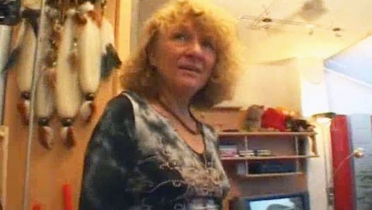 La nonna tedesca si trasforma in una troia a casa sua