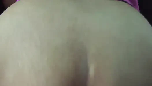 Olgun kadın televizyon izliyor