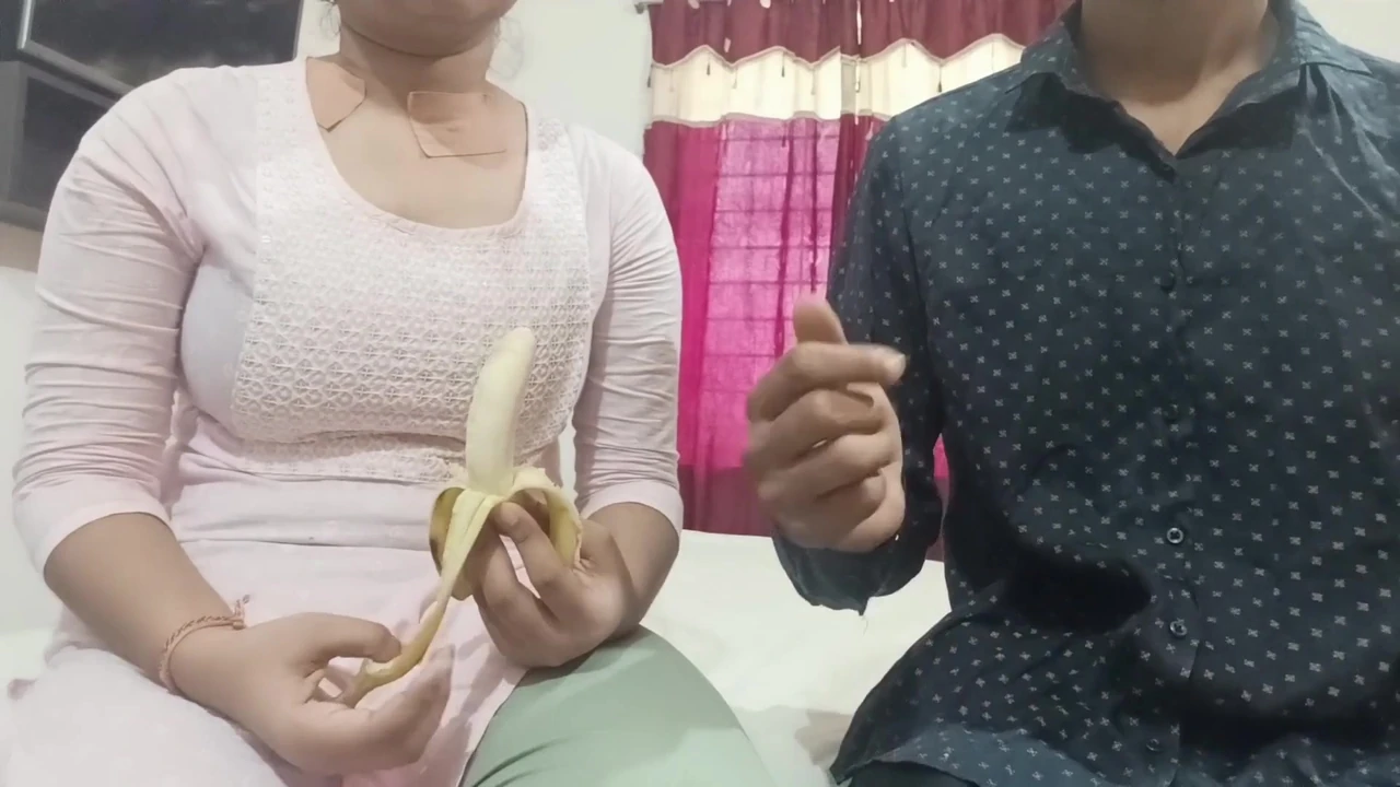 Jiju ne Sali ko banana (Kela) bol kar apne lund khila Diya virgin sali jor se chilaya jab jiju lund ghusaya sali ke chut main