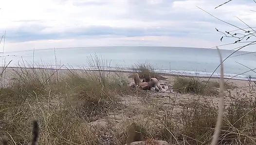 Французская учительница шлюшка делает минет на нудистском пляже перед незнакомцем с камшотом в любительском видео - Misscreamy