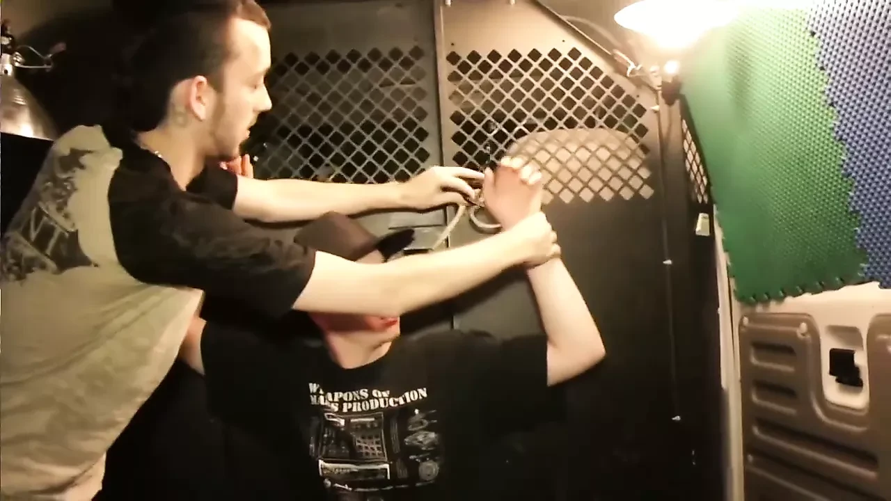 Korcsolyázót csalogattak a furgonba - gyári videó
