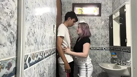 Eu ensino meu meio-irmão como beijar, mas sai do controle