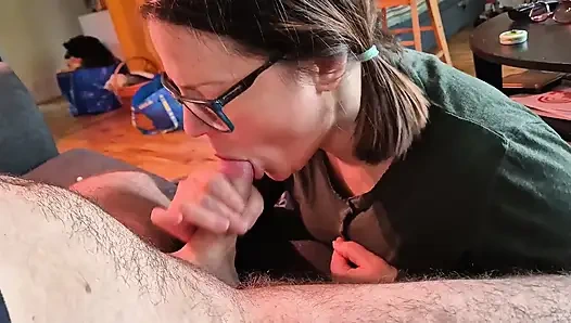 Erstes blowjob-video für sie - selbstgedrehte handheld-kamera
