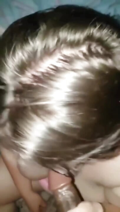 Une grosse bite noire debout au-dessus suce sa bite bien dure