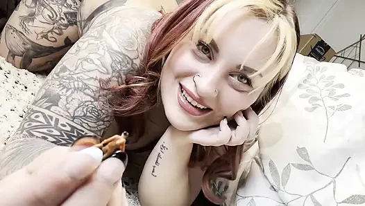 Winziger mann gegen Riesin: Ein kleiner cuck werden