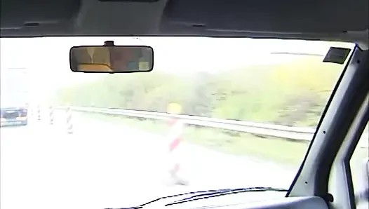 Güzel sarışın piliç iki serseriyi memnun ediyor