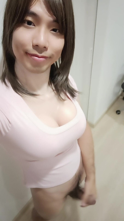 Ladyboy yarağını okşuyor