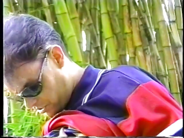 Ladyboy mảnh mai được đóng đinh bởi một chàng trai nam tính ngoài trời